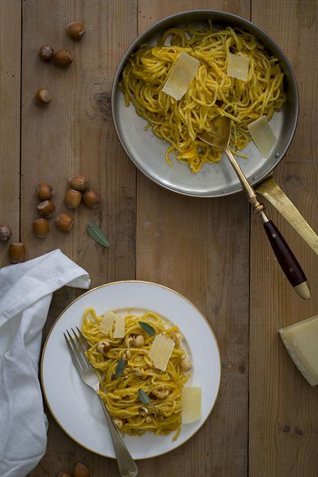 SPAGHETTI DE CURCUMA A LA CARBONARA VEGETARIANA