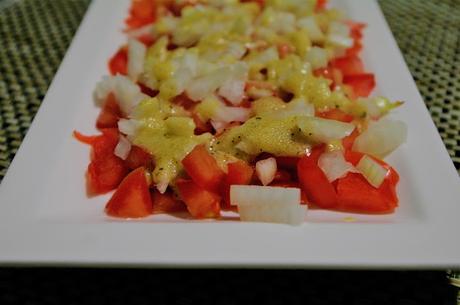 ENSALADA DE TOMATE Y CEBOLLA CON ALIÑO DE MOSTAZA ENSALADA DE TOMATE Y CEBOLLA CON ALIÑO DE MOSTAZA