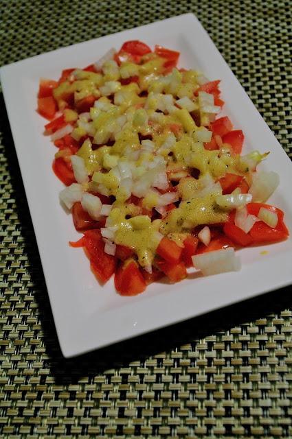 ENSALADA DE TOMATE Y CEBOLLA CON ALIÑO DE MOSTAZA ENSALADA DE TOMATE Y CEBOLLA CON ALIÑO DE MOSTAZA