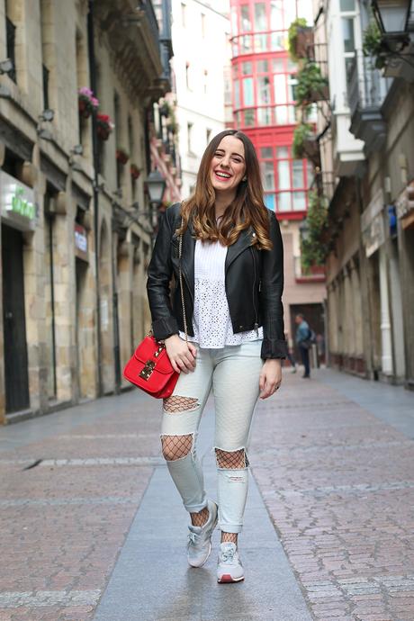 Outfit con jeans rotos y medias de rejilla