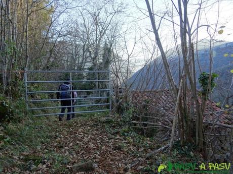 Portilla en el sendero