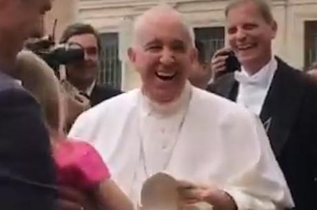 Una niña de 3 años le roba una prenda sagrada al papa Francisco (VIDEO) Una niña de 3 años le roba una prenda sagrada al papa Francisco (VIDEO)