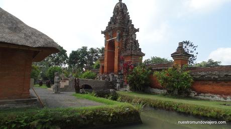 Bali; el famoso templo Ulun Danu Batur y los arrozales de Jatiluwih