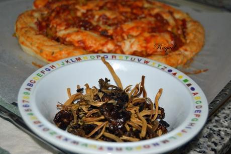 Pizza espiral de jamón con aceitunas y camagrocs