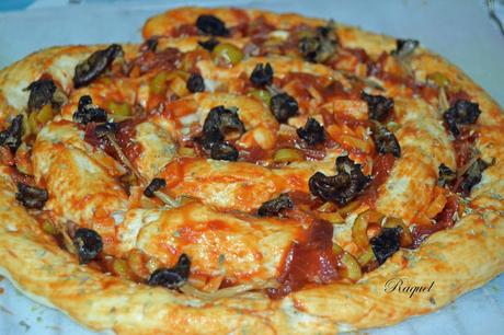 Pizza espiral de jamón con aceitunas y camagrocs