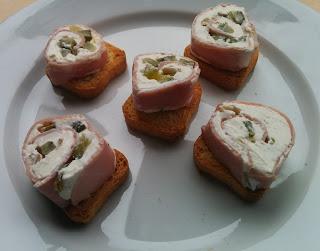 ROLLOS DE JAMÓN DE YORK Y QUESO CREMA