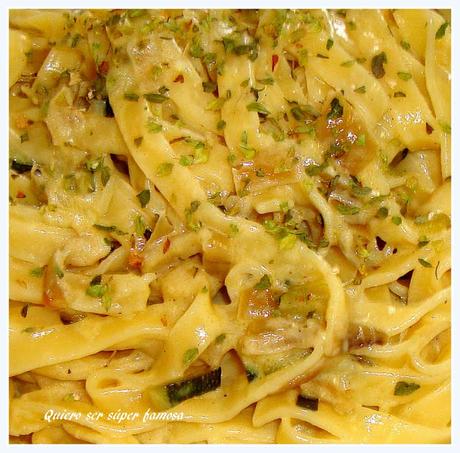 Pasta, calabacín y cebolla, con salsa de nata