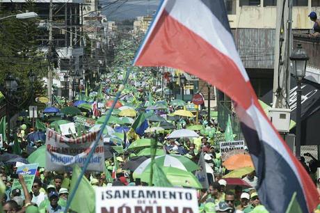 Miles acuden a la Marcha Verde de Santiago.