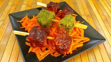 Brochetas de tempeh con salsa barbacoa y salsa de mojo verde