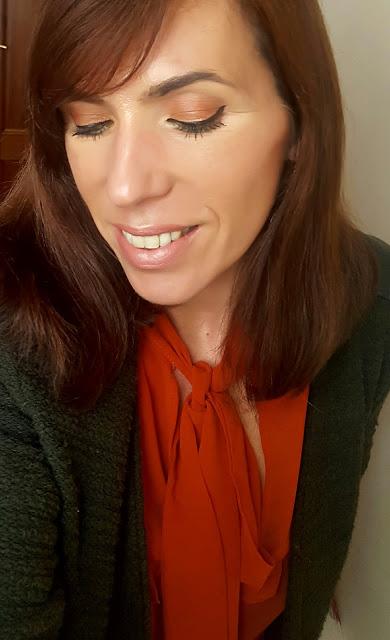 Maquillaje naranja y verde ojos cerrados