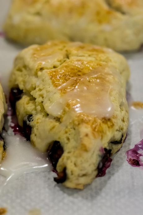 BANNOCK SCONES ESCOCESES DE ARÁNDANOS CON GLASEADO DE LIMÓN