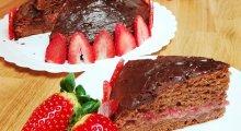 tarta de chocolate rellena de fresas