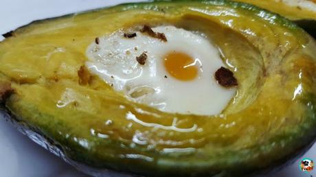 Aguacates con huevo de codorniz Aguacates con huevo de codorniz