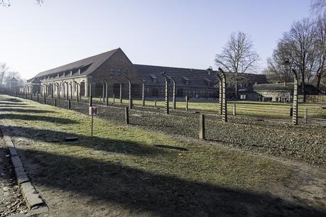 Visitar el memorial del campo de concentración de Auschwitz.