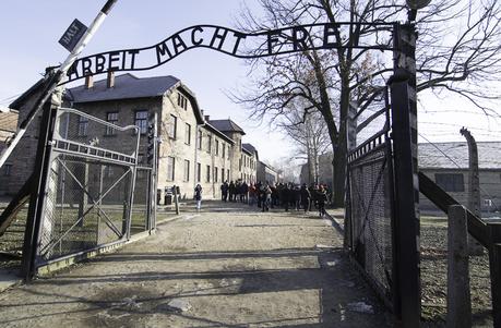 Visitar el memorial del campo de concentración de Auschwitz.