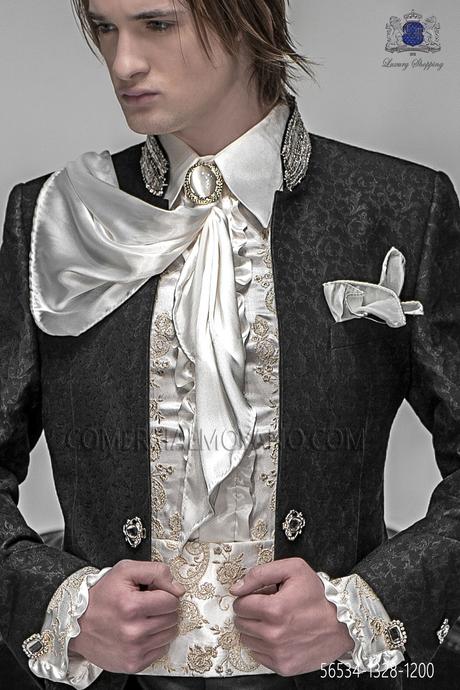 Traje de época brocado dorado con strass cristal dorado http://www.comercialmoyano.com/es/822-foulard-con-panuelo-raso-marfil-56534-1328-1200-ottavio-nuccio-gala.html
