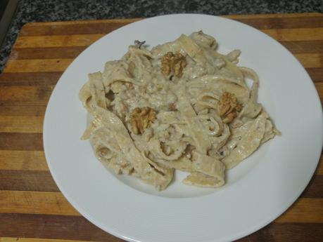 Cintas de pasta fresca a la pimienta con salsa de nueces