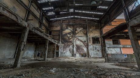 Street art efímero: este artista pinta retratos femeninos en edificios abandonados antes de ser demolidos