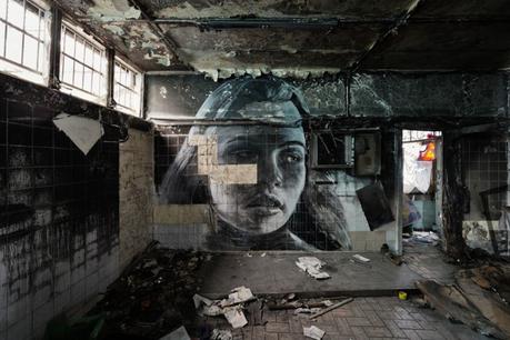 Street art efímero: este artista pinta retratos femeninos en edificios abandonados antes de ser demolidos