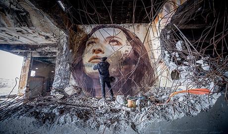 Street art efímero: este artista pinta retratos femeninos en edificios abandonados antes de ser demolidos