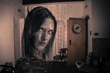 Street art efímero: este artista pinta retratos femeninos en edificios abandonados antes de ser demolidos