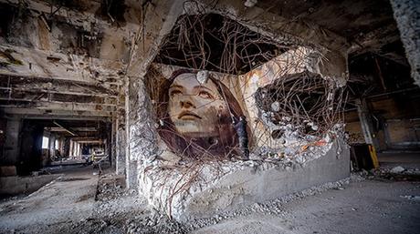 Street art efímero: este artista pinta retratos femeninos en edificios abandonados antes de ser demolidos