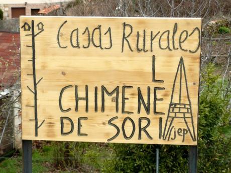 Carteles anunciadores de las casas rurales La Chimenea de Soria en los accesos a Espeja de San Marcelino