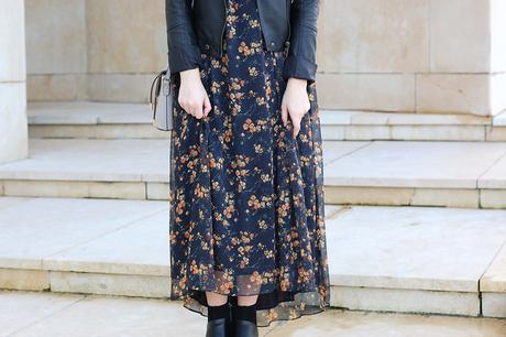 Outfit con vestido largo de flores