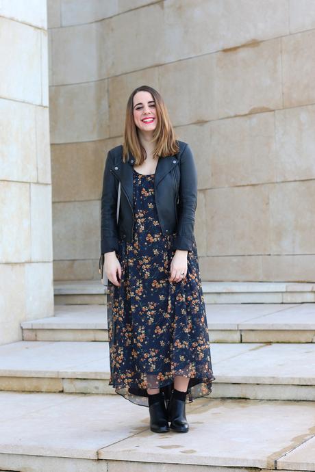 Outfit con vestido largo de flores