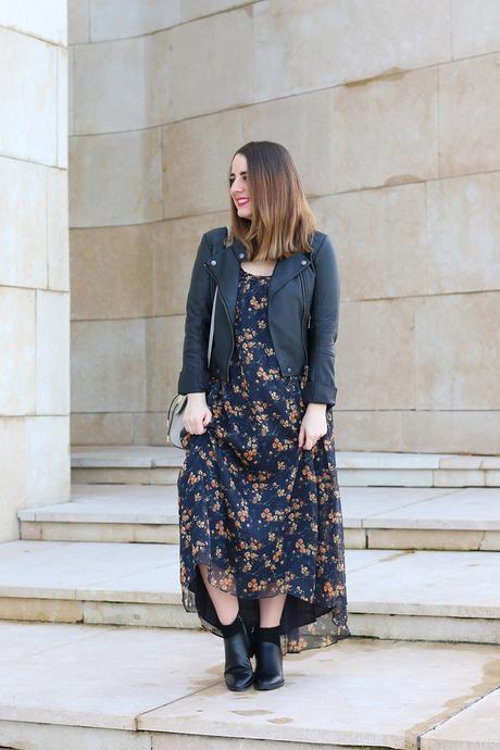 Outfit con vestido largo de flores