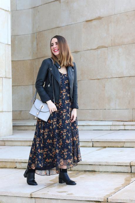 Outfit con vestido largo de flores