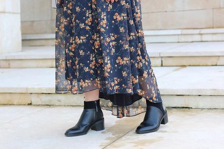 Outfit con vestido largo de flores