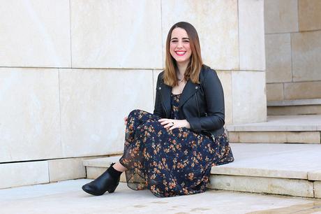 Outfit con vestido largo de flores