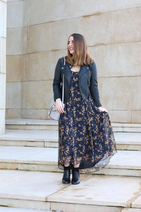 Outfit con vestido largo de flores