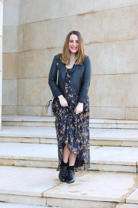 Outfit con vestido largo de flores