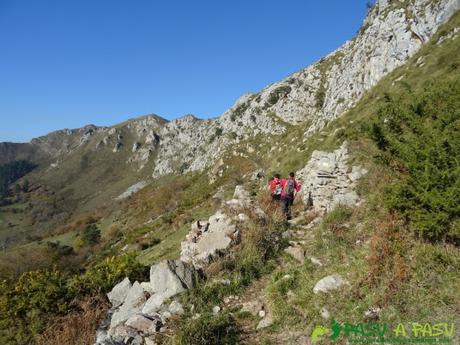 Camino señalizado en la subida al Paisanu