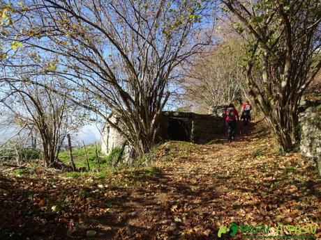 Ruta al PICO PAISANO Y CUETU TABLADIELLU desde ALEVIA Cabaña en el camino al Paisanu