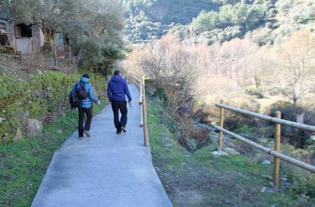 Valero, el pueblo sepultado entre montañas Juan y Javier, mis guías durante la jornada que pasé en Valero, por el nuevo paseo que va en paralelo al río Quilamas