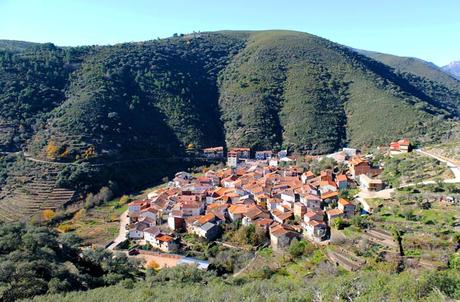 Valero, el pueblo sepultado entre montañas Valero desde el Camino de los Trasiegos, la ruta que sube hasta San Miguel