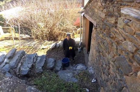 Valero, el pueblo sepultado entre montañas Rafaela, a la puerta de su casa Valero Salamanca