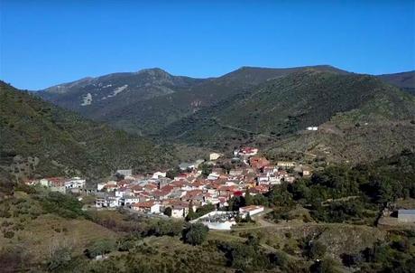 Valero, el pueblo sepultado entre montañas Vista de Valero desde la carretera que va a las Puentes del Alagón