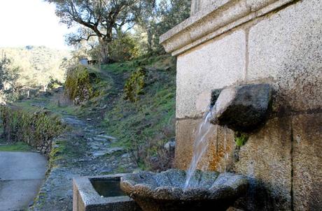 Valero, el pueblo sepultado entre montañas Fuente junto a la plaza de toros Valero Salamanca