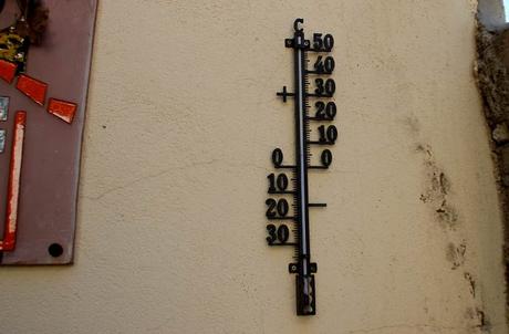 Valero, el pueblo sepultado entre montañas Termómetro artesanal a la puerta de la casa rural Valero Salamanca