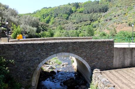 Valero, el pueblo sepultado entre montañas Puente que salva el pequeño arroyo Valero Salamanca