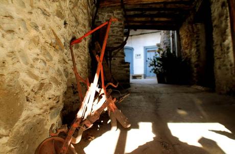 Valero, el pueblo sepultado entre montañas Aperos de labranza en un pasadizo de Valero Salamanca