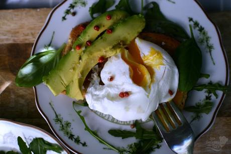 Exquisito-desayuno-con-huevos-escalfados-aguacate-04