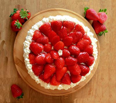 Tarta de fresas con nata