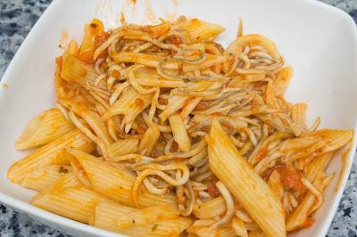 Macarrones con gulas Macarrones con gulas