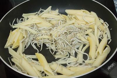 Macarrones con gulas Macarrones con gulas