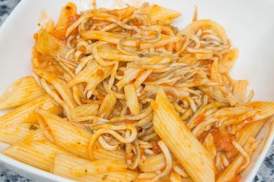 Macarrones con gulas Macarrones con gulas